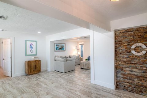 House in Saint Pete Beach, Florida 4 bedrooms, 236.81 sq.m. № 1907450 - photo 6
