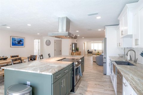 House in Saint Pete Beach, Florida 4 bedrooms, 236.81 sq.m. № 1907450 - photo 13