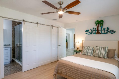 House in Saint Pete Beach, Florida 4 bedrooms, 236.81 sq.m. № 1907450 - photo 19
