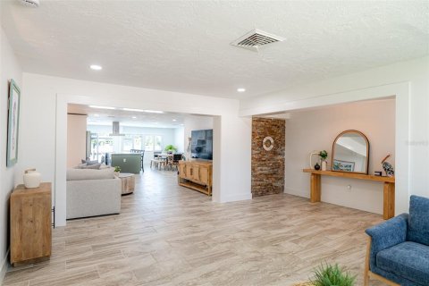 House in Saint Pete Beach, Florida 4 bedrooms, 236.81 sq.m. № 1907450 - photo 9
