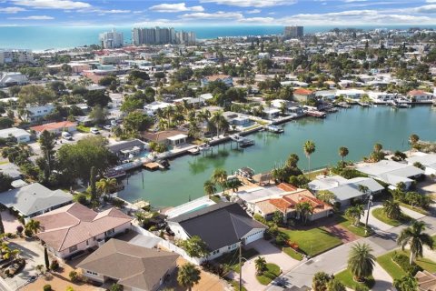 House in Saint Pete Beach, Florida 4 bedrooms, 236.81 sq.m. № 1907450 - photo 4