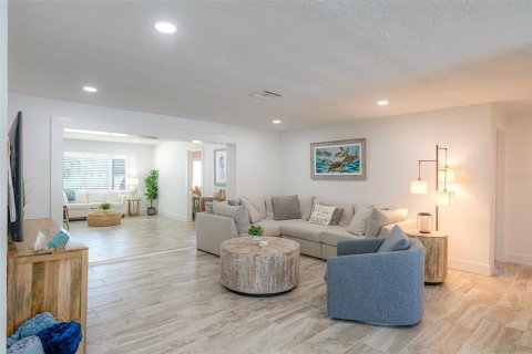 House in Saint Pete Beach, Florida 4 bedrooms, 236.81 sq.m. № 1907450 - photo 14