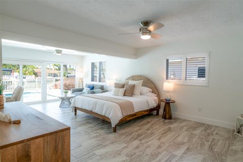 House in Saint Pete Beach, Florida 4 bedrooms, 236.81 sq.m. № 1907450 - photo 28