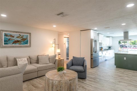 House in Saint Pete Beach, Florida 4 bedrooms, 236.81 sq.m. № 1907450 - photo 15