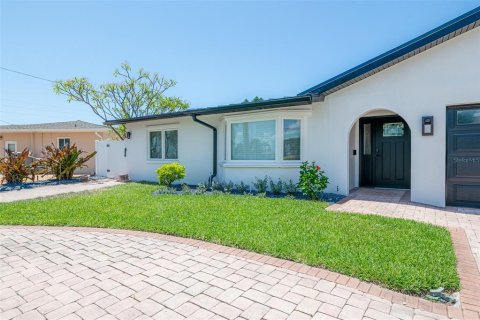 House in Saint Pete Beach, Florida 4 bedrooms, 236.81 sq.m. № 1907450 - photo 3