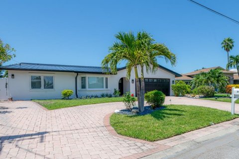 House in Saint Pete Beach, Florida 4 bedrooms, 236.81 sq.m. № 1907450 - photo 2