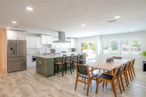 House in Saint Pete Beach, Florida 4 bedrooms, 236.81 sq.m. № 1907450 - photo 11