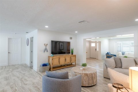 House in Saint Pete Beach, Florida 4 bedrooms, 236.81 sq.m. № 1907450 - photo 16