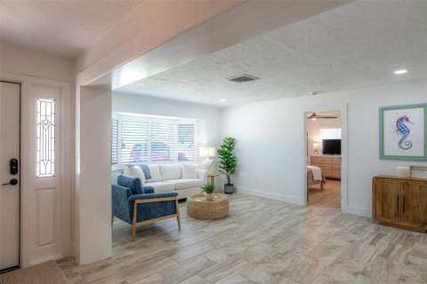 House in Saint Pete Beach, Florida 4 bedrooms, 236.81 sq.m. № 1907450 - photo 7