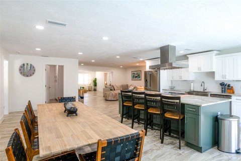 House in Saint Pete Beach, Florida 4 bedrooms, 236.81 sq.m. № 1907450 - photo 12