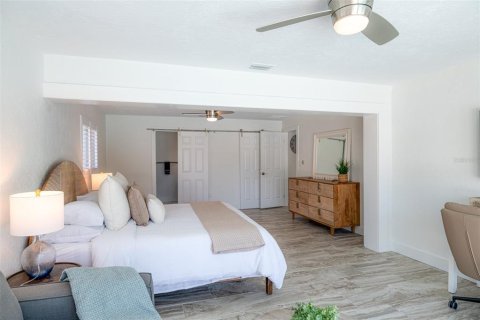House in Saint Pete Beach, Florida 4 bedrooms, 236.81 sq.m. № 1907450 - photo 30