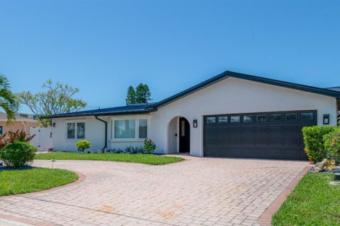 House in Saint Pete Beach, Florida 4 bedrooms, 236.81 sq.m. № 1907450 - photo 1