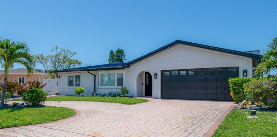 House in Saint Pete Beach, Florida 4 bedrooms, 236.81 sq.m. № 1907450