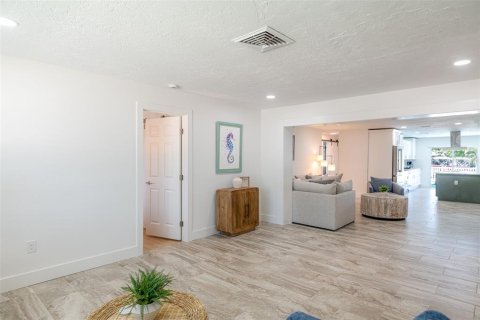 House in Saint Pete Beach, Florida 4 bedrooms, 236.81 sq.m. № 1907450 - photo 10