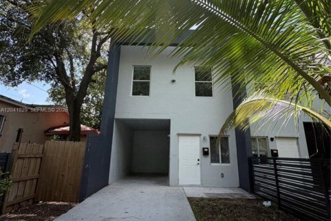 Adosado en Miami, Florida 3 dormitorios, 261.06 m2 № 2173255