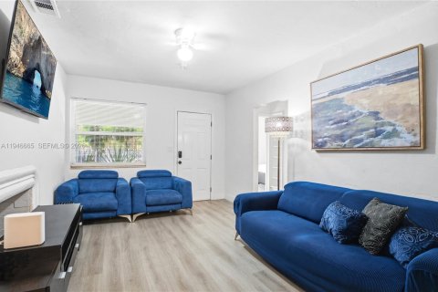 House in Miami, Florida 3 bedrooms, 185.53 sq.m. № 2003466 - photo 6