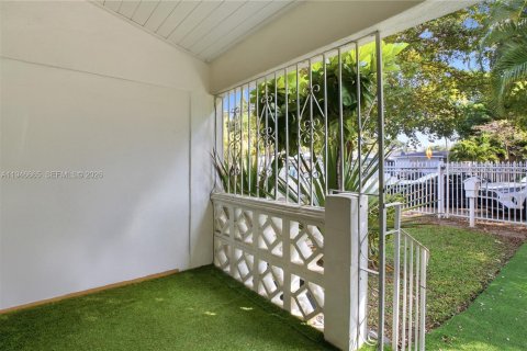 House in Miami, Florida 3 bedrooms, 185.53 sq.m. № 2003466 - photo 2