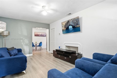 House in Miami, Florida 3 bedrooms, 185.53 sq.m. № 2003466 - photo 5