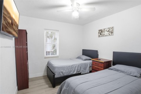 House in Miami, Florida 3 bedrooms, 185.53 sq.m. № 2003466 - photo 11