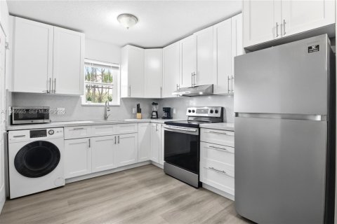 House in Miami, Florida 3 bedrooms, 185.53 sq.m. № 2003466 - photo 4