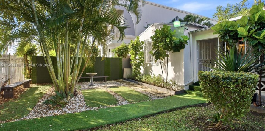House in Miami, Florida 3 bedrooms, 185.53 sq.m. № 2003466