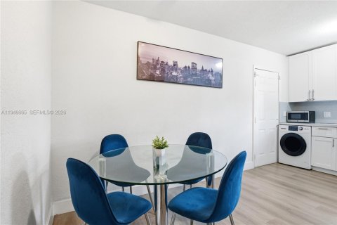 House in Miami, Florida 3 bedrooms, 185.53 sq.m. № 2003466 - photo 3