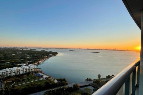 Condo in Miami, Florida, 2 bedrooms № 2076506 - photo 2