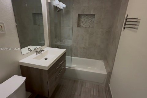 Villa ou maison à louer à Fort Lauderdale, Floride: 4 chambres, 217.11 m2 № 1990838 - photo 6