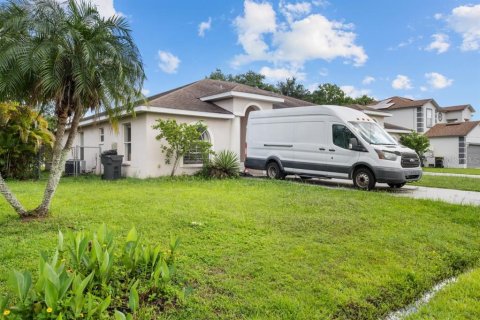 Casa en venta en Poinciana, Florida, 4 dormitorios, 299.52 m2 № 1802268 - foto 3