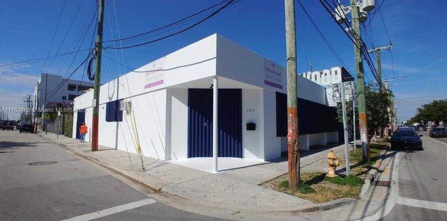 Commercial property in Miami, Florida № 1860664