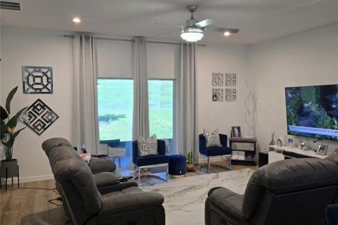 House in Sorrento, Florida 4 bedrooms, 206.34 sq.m. № 2214045 - photo 4