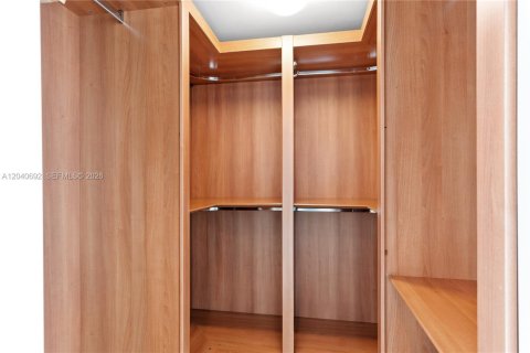 Condo in Miami, Florida, 2 bedrooms  № 2088119 - photo 13