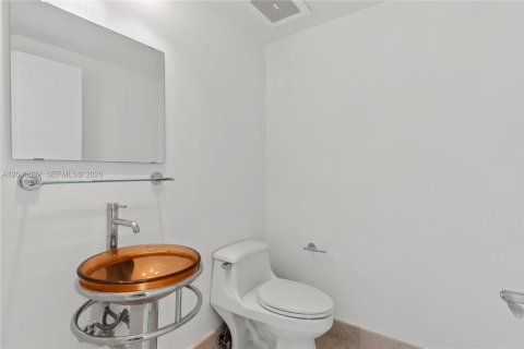 Condo in Miami, Florida, 2 bedrooms  № 2088119 - photo 17