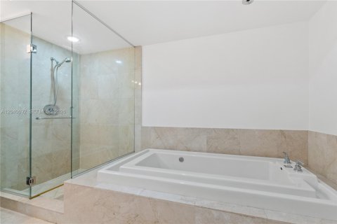 Condo in Miami, Florida, 2 bedrooms  № 2088119 - photo 12