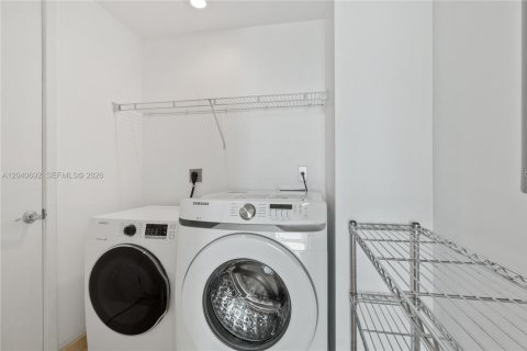 Condo in Miami, Florida, 2 bedrooms  № 2088119 - photo 18