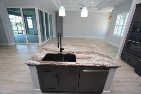 House in Punta Gorda, Florida 3 bedrooms, 232.72 sq.m. № 1723502 - photo 17