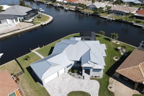 House in Punta Gorda, Florida 3 bedrooms, 232.72 sq.m. № 1723502 - photo 1