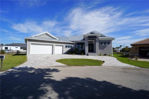 House in Punta Gorda, Florida 3 bedrooms, 232.72 sq.m. № 1723502 - photo 2