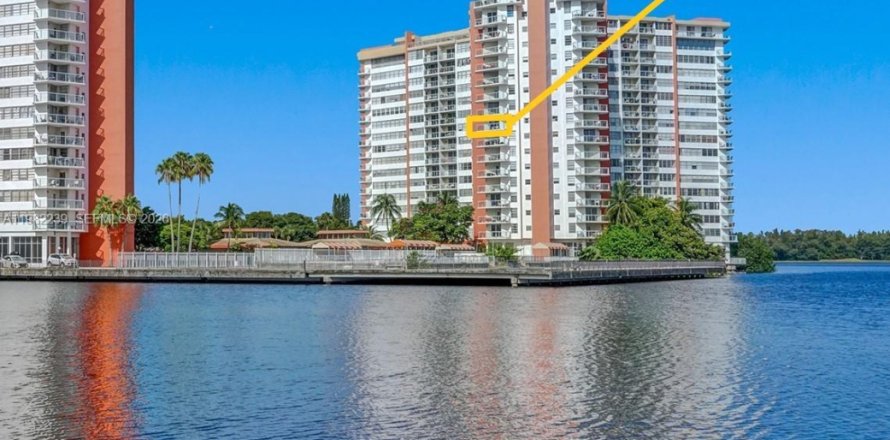 Кондоминиум с 2 спальнями в Майами, Флорида № 2047846