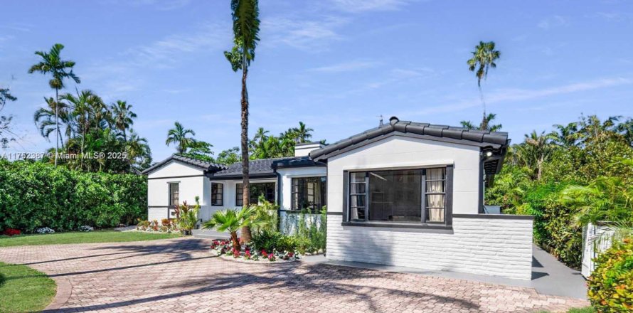 House in Miami Beach, Florida 4 bedrooms, 233.84 sq.m. № 1695657