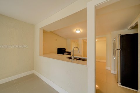 House in Miami, Florida 3 bedrooms, 121.79 sq.m. № 2040045 - photo 22