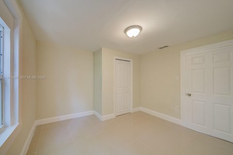 House in Miami, Florida 3 bedrooms, 121.79 sq.m. № 2040045 - photo 8