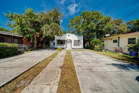 House in Miami, Florida 3 bedrooms, 121.79 sq.m. № 2040045 - photo 2