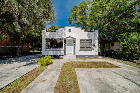 House in Miami, Florida 3 bedrooms, 121.79 sq.m. № 2040045