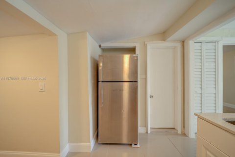 House in Miami, Florida 3 bedrooms, 121.79 sq.m. № 2040045 - photo 19