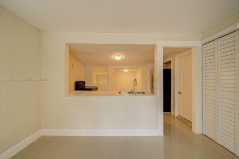 House in Miami, Florida 3 bedrooms, 121.79 sq.m. № 2040045 - photo 21