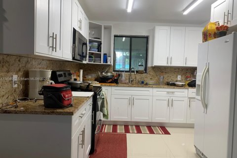 House in Miami, Florida 4 bedrooms, 161.65 sq.m. № 1823884 - photo 6