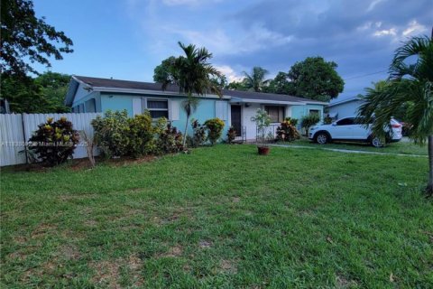 House in Miami, Florida 4 bedrooms, 161.65 sq.m. № 1823884 - photo 3