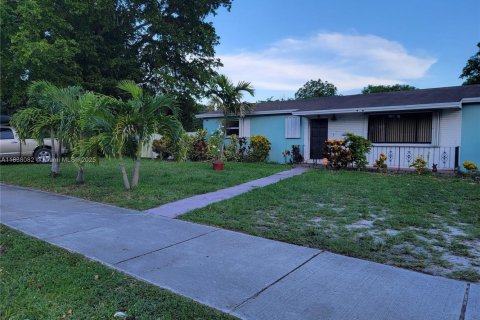 House in Miami, Florida 4 bedrooms, 161.65 sq.m. № 1823884 - photo 1