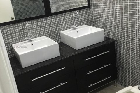 Condo in Coral Gables, Florida, 2 bedrooms  № 2005684 - photo 10